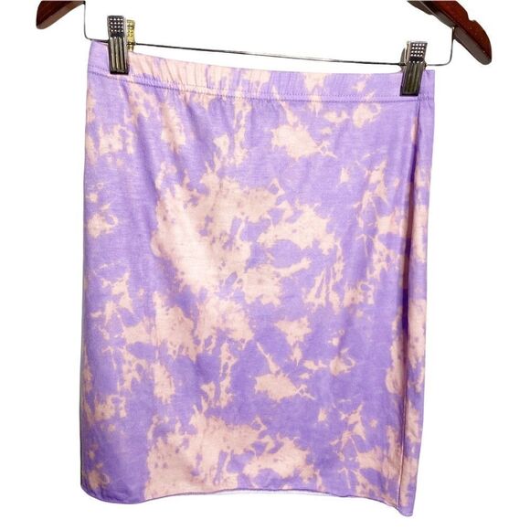 PrettyLittleThing Lilac Abstract Lettuce Hem Mini Skirt - Picture 2 of 5